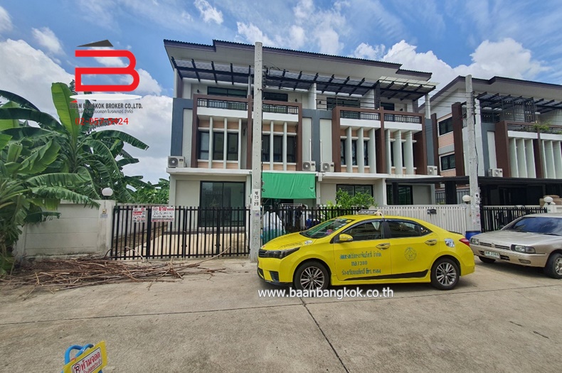 ทาวน์โฮม ธนากรวิลล่า 4 หลังริม เนื้อที่ 26.5 ตรว. ถนนนครอินทร์ อ.บางกรวย จ.นนทบุรี