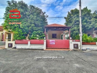 11097, บ้านเดี่ยว เนื้อที่ 50 ตรว. หมู่บ้าน ฐานมั่นคง เลียบคลอง 2 ถนนคลองหลวง ตำบลคลองสอง อำเภอคลองหลวง ปทุมธานี