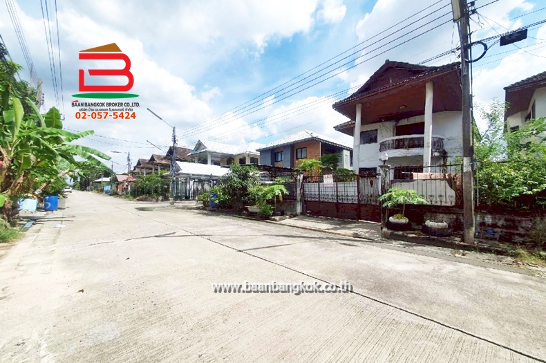 ที่ดินพร้อมบ้าน หมู่บ้าน ร่มฤดี (ซอยร่มเกล้า 25/5) เนื้อที่ 58 ตรว. ถนนร่มเกล้า แขวงคลองสามประเวศ เขตลาดกระบัง กรุงเทพมหานคร