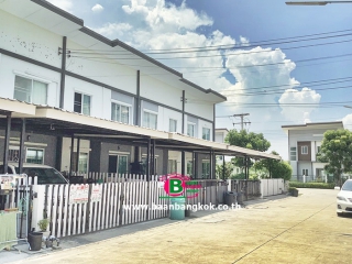 03326, ทาวน์เฮาส์ 2 ชั้น โครงการ ลลินทาวน์ เลียบคลอง 5 เนื้อที่ 21.4 ตรว. มี 4 ห้องนอน 2 ห้องน้ำ ถนนลำลูกกา ปทุมธานี