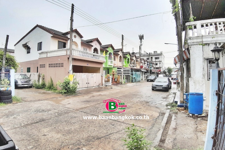 ทาวน์เฮาส์ 2 ชั้น หลังมุม โครงการ ทิวสน เนื้อที่ 25 ตรว. มี 3 ห้องนอน 2 ห้องน้ำ ถนนรังสิต-นครนายก ธัญบุรี ปทุมธานี