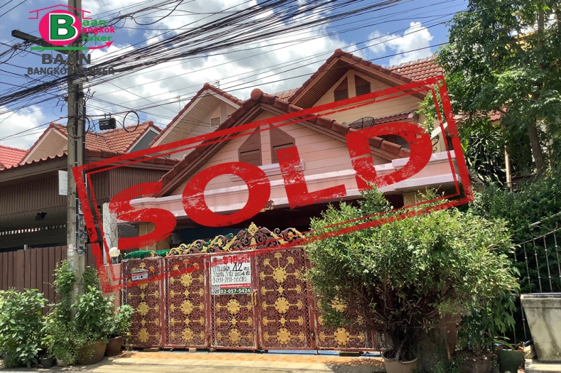 บ้านเเฝด 2 ชั้น โครงการ เเสงทิพย์ เนื้อที่ 42 ตรว. มี 3 ห้องนอน 3 ห้องน้ำ ถนนรามอินทรา บึงกุ่ม 