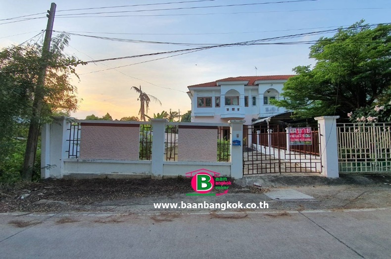 ทาวน์เฮาส์ ศิริวรรณชวนชม บางกรวย พื้นที่ 80.9 ตรว. เนื้อที่เยอะมาก หลังริม ราคาถูก คุ้มสุดๆ มี 3 ห้องนอน 1 ห้องน้ำ ถนนบางกรวย-ไทรน้อย อ.บางบัวทอง จ.นนทบุรี 