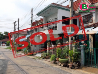 2803, ขาย ทาวน์เฮาส์ 2 ชั้น เนื้อที่ 16 ตรว. มี 2 ห้องนอน 2 ห้องน้ำ 1 ห้องครัว โครงการ อู่ทองเพลส 2 ถนนลำลูกกา อ.ลำลูกกา จ.ปทุมธานี
