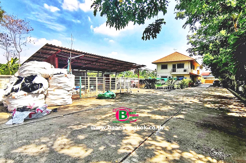 ที่ดินพร้อมบ้านเดี่ยว 2 ชั้นและโกดัง เนื้อที่ 1-3-68 ไร่ เลียบคลองเปรมประชา เทศบาลตำบลหลักหก มี 3 ห้องนอน 2 ห้องน้ำ ถนนLocal Road เมือง ปทุมธานี