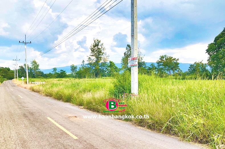 ที่ดินถมแล้ว อยู่ตรงข้ามกับทอสกานา วัลเล่ เขาใหญ่ เนื้อที่ 870 ตรว. ถนนปากช่อง-วังน้ำเขียว (3052) ปากช่อง นครราชสีมา