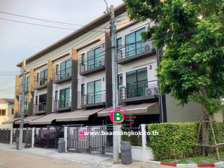 03550, ทาวน์โฮม 3 ชั้น หลังมุม โครงการ บ้านกลางเมือง พหลโยธิน 50 เนื้อที่ 27.8 ตรว. มี 4 ห้องนอน 3 ห้องน้ำ ถนนพหลโยธิน เขตสายไหม
