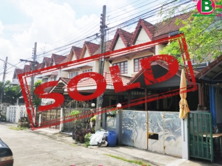 03370, ทาวน์เฮาส์ 2 ชั้น โครงการ ดวงเเก้ว เนื้อที่ 27 ตรว. มี 3 ห้องนอน 2 ห้องน้ำ ถนนลาดพร้าววังหิน เขตบางกะปิ