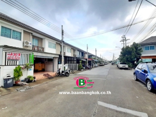 03644, ทาวน์เฮาส์ 2 ชั้น โครงการ บ้านพฤกษา สุขุมวิท-แพรกษา เนื้อที่ 17.6 ตรว. มี 3 ห้องนอน 2 ห้องน้ำ ถนนแพรกษา อ.เมือง จ.สมุทรปราการ