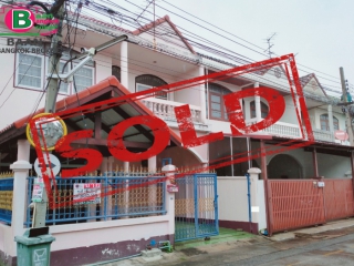 03687, ทาวน์เฮาส์ 2 ชั้น โครงการ ถาวรวิลล่า เนื้อที่ 35 ตรว. มี 3 ห้องนอน 2 ห้องน้ำ ถนนพหลโยธิน เขตบางเขน