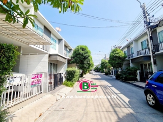 03935, ทาวน์เฮาส์ 2 ชั้น หลังมุม โครงการ คัลเลอร์ พรีเมี่ยม เนื้อที่ 26.1 ตรว. มี 3 ห้องนอน 2 ห้องน้ำ ถนนบางนา-ตราด อ.บางพลี จ.สมุทรปราการ