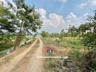 03970, ที่ดินเปล่า ใกล้ร้านปาริชาต วัสดุ เนื้อที่ 2-1-94.4 ไร่ ถนนกาญจนาภิเษก อ.ลาดหลุมแก้ว จ.ปทุมธานี