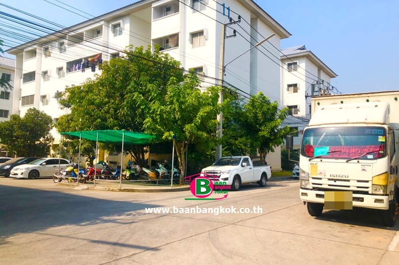 คอนโดมิเนียม โครงการ บ้านเอื้ออาทรลาดหลุมแก้ว 2 สูง 5 ชั้น อยู่ชั้นที่ 1 เนื้อที่ 31.81 ตรม. มี 1 นอน 1 น้ำ ถนนลาดหลุมแก้ว-บางปะอิน (346) อ.ลาดหลุมแก้ว จ.ปทุมธานี