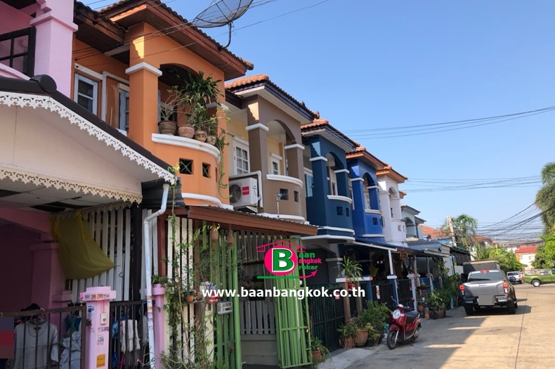 ทาวน์เฮาส์ 2 ชั้น หลังมุม โครงการ ศิริวรรณชวนชม เนื้อที่ 16 ตรว. มี 3 ห้องนอน 2 ห้องน้ำ ถนนบางกรวย-ไทรน้อย อ.บางบัวทอง จ.นนทบุรี