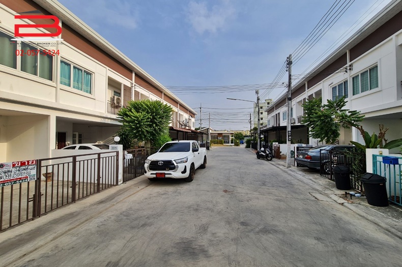 ทาวน์เฮาส์ หมู่บ้าน บ้านร่มไม้ เดอะไฮฟ์ เนื้อที่ 20.3 ตรว. ถนนโรจนะ-อยุธยา อ.บางปะอิน จ.อยุธยา
