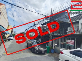 09601, ทาวน์เฮาส์ หมู่บ้านรุ่งเจริญ ซอยรัชดา 32, ซอยลาดพร้าว 31 เนื้อที่ 18 ตรว. ใกล้กรมส่งออก ถนนรัชดาภิเษก แขวงจันทรเกษม เขตจตุจักร