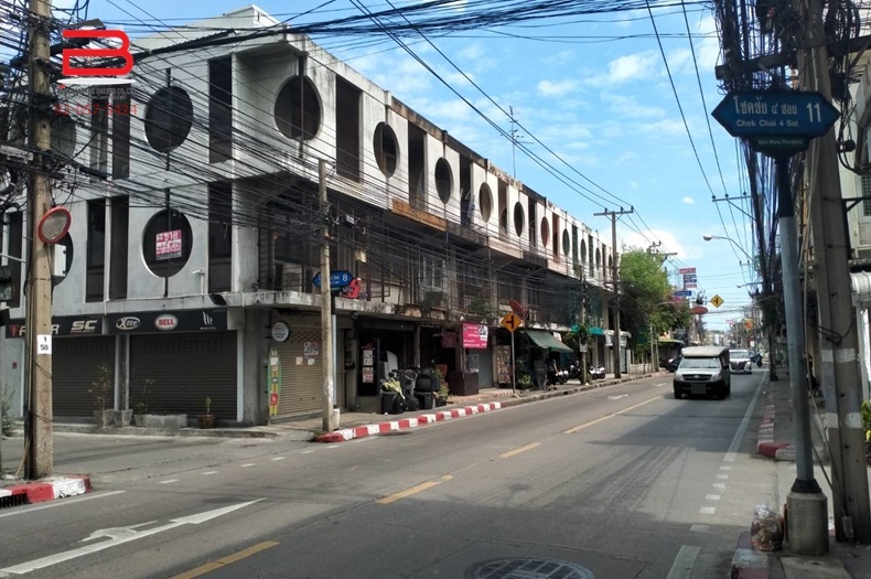 อาคารพาณิชย์ 3 ชั้น หลังมุม โชคชัย 4 ซอย 8 เนื้อที่ 19 ตรว. มี 2 ห้องนอน 2 ห้องน้ำ ถนนลาดพร้าว เขตลาดพร้าว 