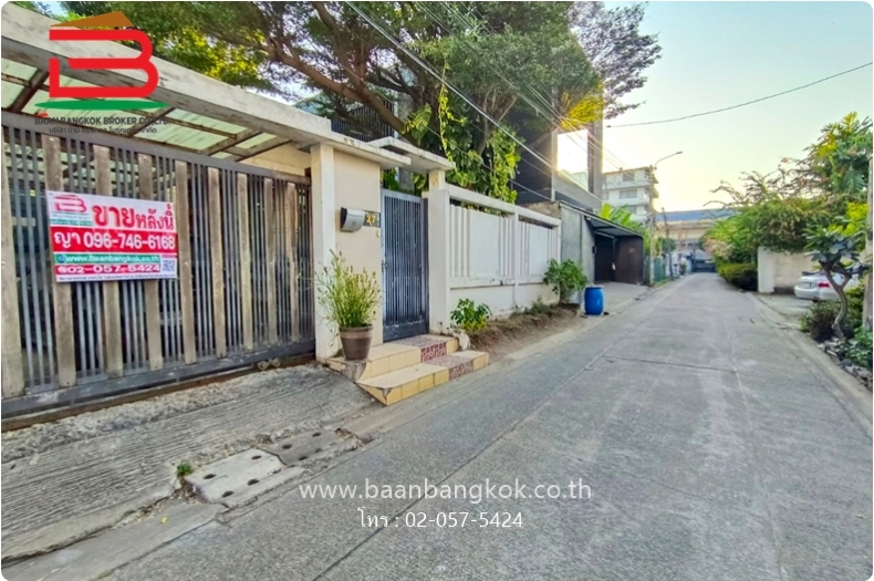 ที่ดินพร้อมบ้าน ซอยลาดพร้าว 80 แยก 16 เนื้อที่ 102 ตรว. ถนนลาดพร้าว เขตวังทองหลาง กรุงเทพมหานคร