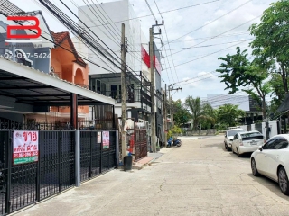 06843, ทาวน์เฮาส์ 2 ชั้น โครงการ พรทิพย์ เนื้อที่ 17.5 ตรว. มี 2 ห้องนอน 2 ห้องน้ำ ถนนเลียบทางด่วนรามอินทรา เขตบึ่งกุ่ม