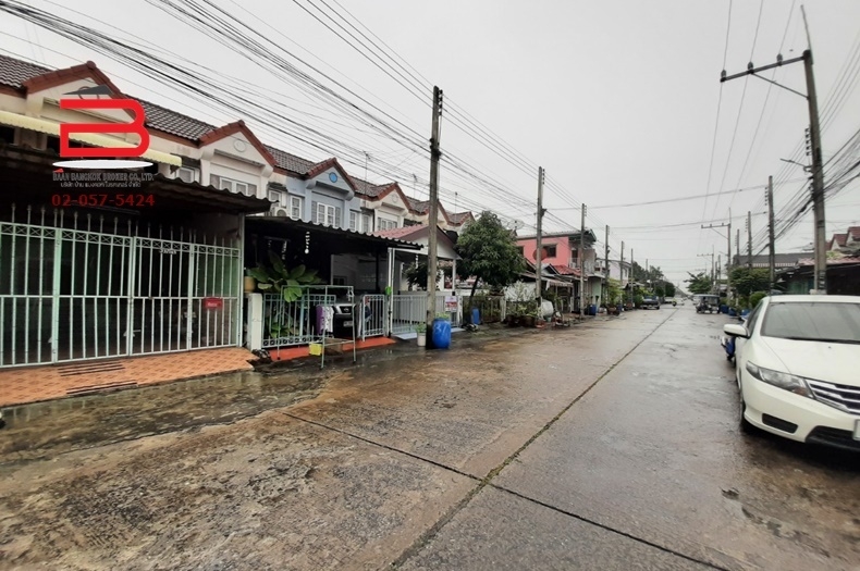ทาวน์เฮาส์ 2 ชั้น โครงการ รุ่งเรืองเฮ้าส์ 1 เนื้อที่ 20.3 ตรว. มี 2 ห้องนอน 2 ห้องน้ำ ถนนลำลูกกา อ.ลำลูกกา จ.ปทุมธานี 