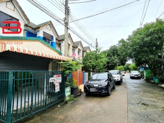 06879, ทาวน์เฮาส์ 2 ชั้น โครงการ กฤษณาร่มเกล้า 12 เนื้อที่ 16 ตรว. มี 2 ห้องนอน 2 ห้องน้ำ ถนนร่มเกล้า เขตมีนบุรี