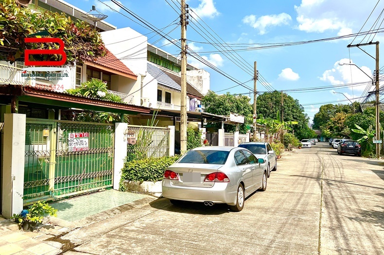 ทาวน์เฮาส์ 2 ชั้น โครงการ ป.ธนานิเวศ เนื้อที่ 30 ตรว. มี 4 ห้องนอน 2 ห้องน้ำ ถนนพหลโยธิน เขตจตุจักร 