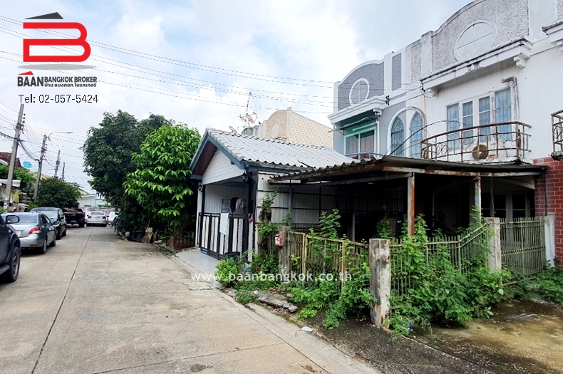 ทาวน์เฮาส์ หมู่บ้านสิรารมย์ เนื้อที่ 16 ตรว. ถนนกาญจนาภิเษก อ.บางบัวทอง จ.นนทบุรี