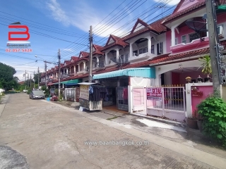 08857, ทาวน์เฮาส์ หมู่บ้าน ช.รุ่งเรือง 6 เนื้อที่ 20 ตรว. ถนนบางกรวย-ไทรน้อย อ.บางบัวทอง จ.นนทบุรี