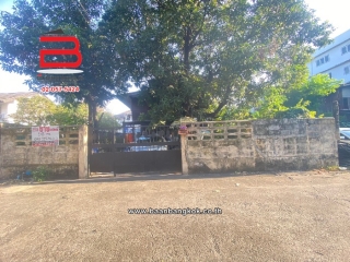 10586, ที่ดินพร้อมบ้าน รัชดาภิเษก 32 แยก 1-2 [ใกล้ศาลอาญารัชดา] เนื้อที่ 58 ตารางวา แขวงบางซื่อฝั่งเหนือ เขตบางซื่อ กรุงเทพมหานคร 