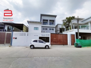 09249, บ้านเดี่ยว หมู่บ้าน กลีบบัวนคร  ซ.เทวาพิทักษ์ (สินพัฒนาธานี 10) เนื้อที่ 87 ตรว. ถนนเลียบคลองปทุม เขตทวีวัฒนา
