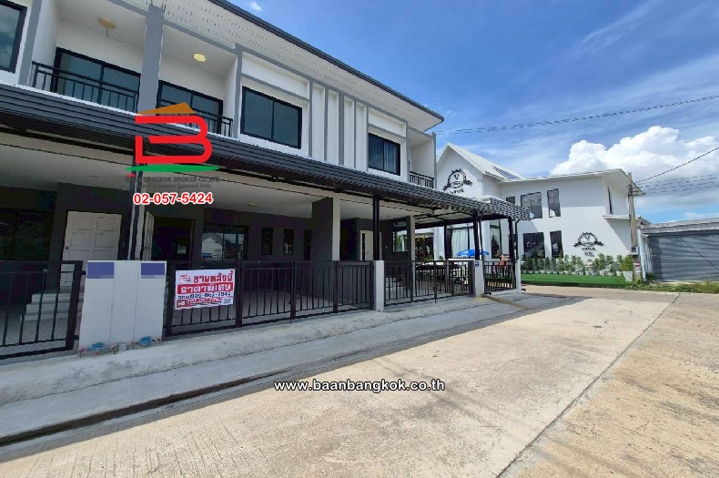 ทาวน์เฮาส์ หมู่บ้าน บ้านสวนปาริชาติ เนื้อที่ 19 ตร.ว ใกล้สถานีรถไฟฟ้าคลองบางไผ่ ตำบลเสาธงหิน อำเภอบางใหญ่ นนทบุรี  
