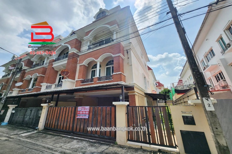ทาวน์โฮม หมู่บ้าน คาซ่าซิตี้ สุคนธสวัสดิ์ 1 เนื้อที่ 33.5 ตารางวา ใกล้ ร.ร อนุบาลโชคชัยครูเกียว ถนนประดิษฐ์มนูธรรม แขวงลาดพร้าว เขตลาดพร้าว กรุงเทพมหานคร