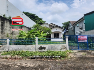 09733, บ้านเดี่ยว หมู่บ้าน โกลเด้นเพลส วัชรพล 1/4 เนื้อที่ 91.8 ตารางวา ใกล้โรงเรียนรัตนโกสินทร์สมโภชบางเขน ถนนรามอินทรา แขวงท่าแร้ง เขตบางเขน กรุงเทพมหานคร    