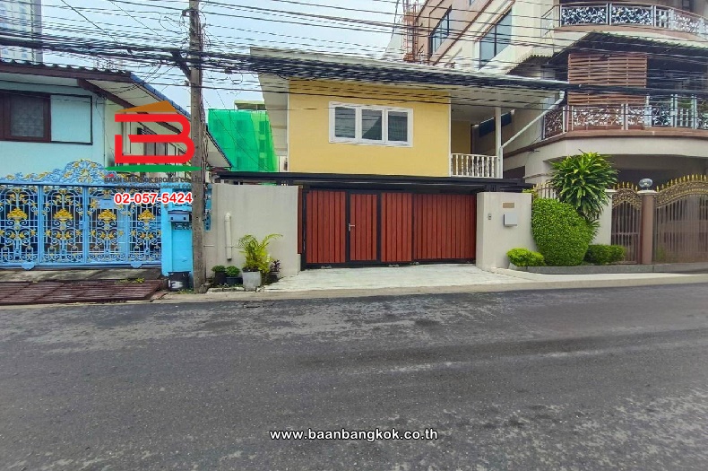 ที่ดินพร้อมบ้าน ประชาราษฎร์บำเพ็ญ 7 (อยู่ใกล้สี่แยกห้วยขวาง) เนื้อที่ 27 ตารางวา แขวงห้วยขวาง เขตห้วยขวาง กรุงเทพมหานคร 