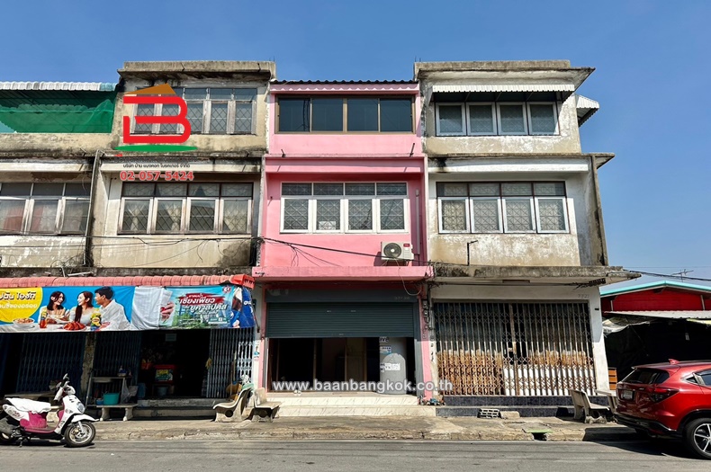 อาคารพาณิชย์ 3 ชั้น เนื้อที่ 11 ตรว. ใกล้ทางเข้า รพ.บางบัวทอง ต.โสนลอย อ.บางบัวทอง นนทบุรี