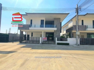 09976, บ้านเดี่ยว หลังริม โครงการ เอสเกต พรีเมี่ยม ราชพฤกษ์-346 (ซอยวัดท่าเกวียน) เนื้อที่ 103 ตรว. ใกล้โรบินสัน ไลฟ์ สไตล์ ราชพฤกษ์ ถนนราชพฤกษ์ ตำบลคลองข่อย อำเภอปากเกร็ด จังหวัดนนทบุรี