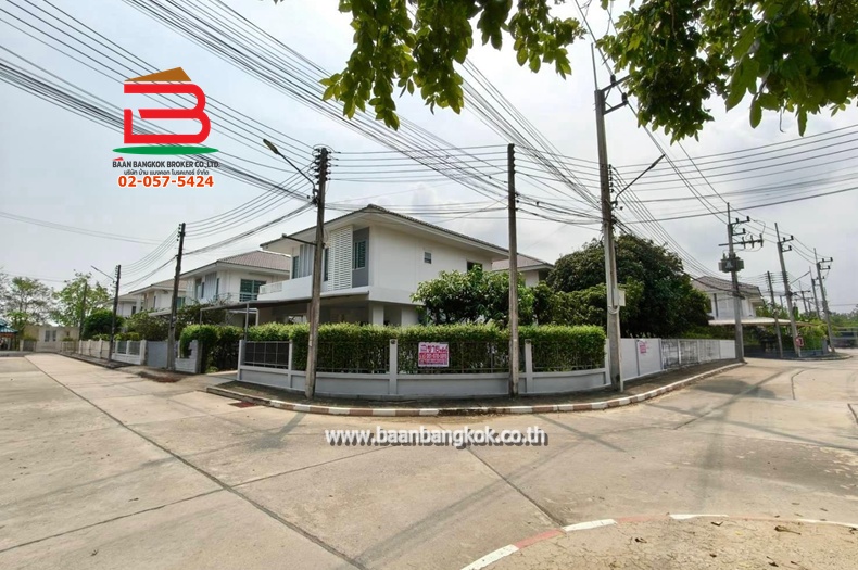 บ้านเดี่ยว หมู่บ้าน ภัทรีดาวิลล่า (ซอยวัดหนองปรง) เนื้อที่ 64 ตรว. ถนนกรุงเทพ-ปทุมธานี ตำบลบางเดื่อ อำเภอเมือง จังหวัดปทุมธานี