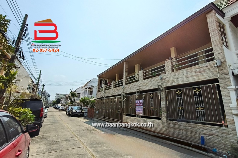 ทาวน์เฮาส์ 2 ชั้นครึ่ง ซอยสุขุมวิท 101 เนื้อที่ 57 ตรว. ใกล้ BTS ปุณณวิถี ถนนสุขุมวิท แขวงบางจาก เขตพระโขนง จังหวัดกรุงเทพมหานคร