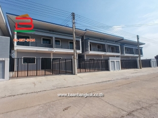 10470, ทาวน์เฮาส์ หมู่บ้าน กฤษดาเพลส เนื้อที่ 33 ตรว. ถนนกาญจนาภิเษก ต.คลองห้า อ.คลองหลวง จ.ปทุมธานี