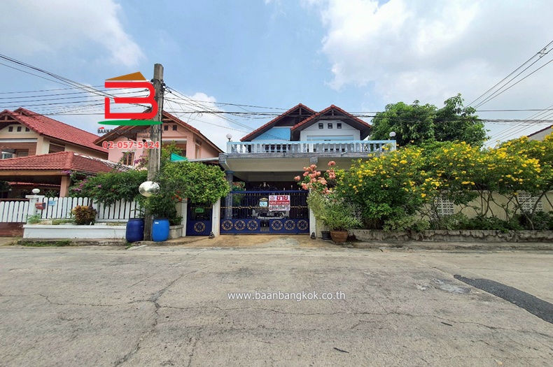 บ้านเดี่ยว หลังมุม หมู่บ้าน เลิศอุบล กม.6 ซอยรามอินทรา 65 แยก 2-4 เนื้อที่ 70.4 ตรว. ถนนรามอินทรา แขวงท่าแร้ง เขตบางเขน กรุงเทพฯ