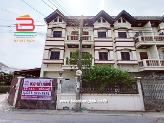 10502, ขาย/เช่า ทาวน์โฮม 3 ชั้น หลังมุม ซอยนาคนิวาส 21 เนื้อที่ 32 ตรว. ใกล้สำนักงานเขตลาดพร้าว เขตลาดพร้าว