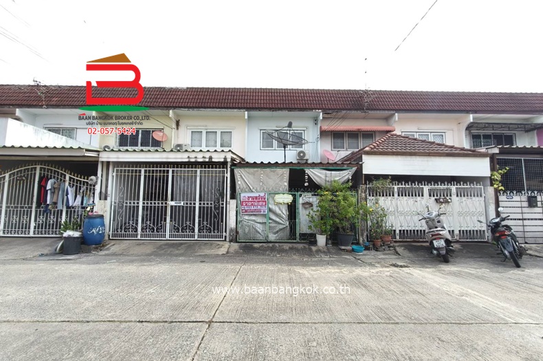 ทาวน์เฮาส์ หมู่บ้าน มโนรมย์ 1 เนื้อที่ 18 ตารางวา เลียบคลองสองซอย 18 แขวงบางชัน เขตคลองสามวา กรุงเทพมหานคร