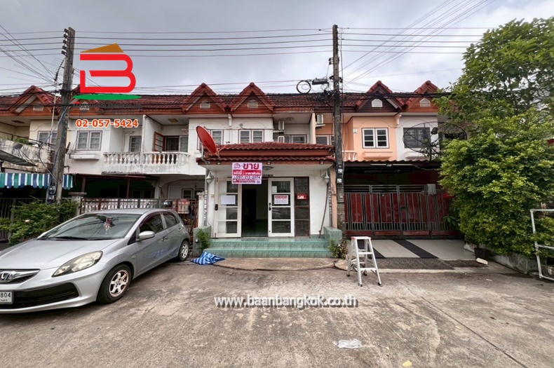 ทาวน์เฮาส์ หมู่บ้าน ฉัตรณรงค์วิลล่า 4 (ซอยเปียร์นนท์) เนื้อที่ 16 ตรว. ถนนลำลูกกา คลอง3 ตำบลคูคต อำเภอลำลูกกา จังหวัดปทุมธานี