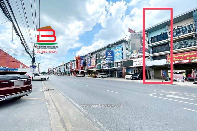 อาคารพาณิชย์ 4 ชั้น ตรงข้ามตลาดกลางลาดสวาย (ลำลูกกาคลอง 4) เนื้อที่ 23.3 ตรว. ถนนไสวประชาราษฎร์ ตำบลลาดสวาย อำเภอลำลูกกา จังหวัดปทุมธานี