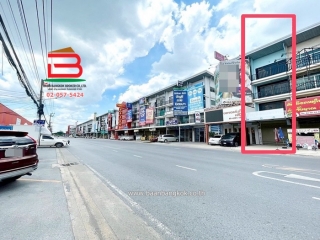 10624, อาคารพาณิชย์ 4 ชั้น ตรงข้ามตลาดกลางลาดสวาย (ลำลูกกาคลอง 4) เนื้อที่ 23.3 ตรว. ถนนไสวประชาราษฎร์ ตำบลลาดสวาย อำเภอลำลูกกา จังหวัดปทุมธานี