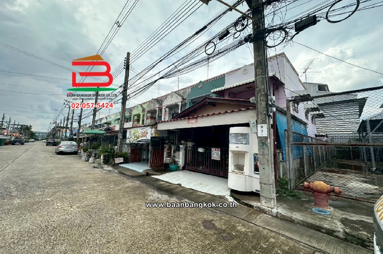 ทาวน์เฮาส์ หมู่บ้าน ทองสถิตย์วิลล่า 6 เนื้อที่ 23.8 ตร.ว ซอยสายไหม 78 แขวงสายไหม เขตบางเขน กรุงเทพมหานคร   
