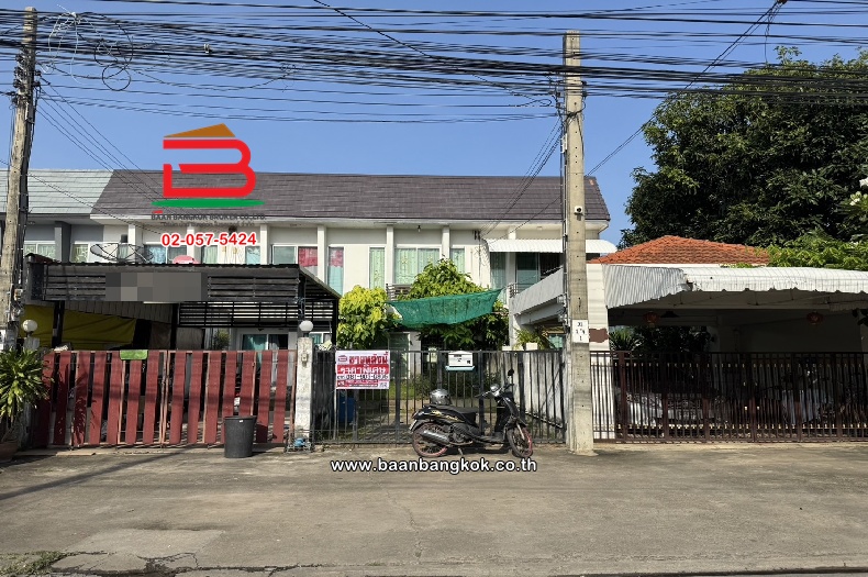 ทาวน์เฮาส์ นวมินทร์ 42 แยก 27 เนื้อที่ 26.6 ตร.ว ใกล้ชอคโกแลตวิลล์ แขวงคลองกุ่ม เขตบึงกุ่ม กรุงเทพมหานคร   