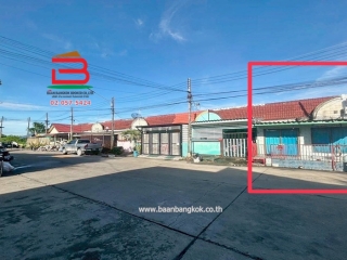 10698, ทาวน์เฮาส์ หมู่บ้าน ณัฐวดี เนื้อที่ 19.4 ตรว. ใกล้ตลาดนัดคลอง 8 ถนนรังสิต-นครนายก ตำบลลำผักกูด อำเภอธัญบุรี จังหวัดปทุมธานี