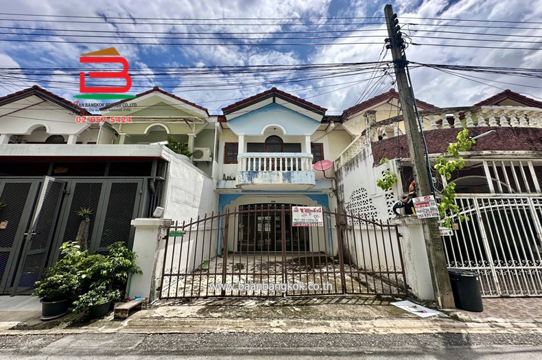 ทาวน์เฮาส์ หมู่บ้าน วังวราเวศน์ 3 เนื้อที่ 24.9 ตรว. ซอยรามอินทรา 14 แยก  5 ถนนรามอินทรา แขวงจรเขบัว เขตบางกะปิ กรุงเทพมหานคร