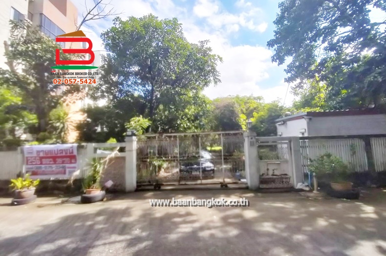 ที่ดินพร้อมสิ่งปลูกสร้าง ลาดพร้าว 64 แยก 10 เนื้อที่ 256 ตรว. เขตบางกะปิ กรุงเทพมหานคร 